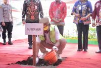 MELETAKKAN - Gubernur Agustiar Sabran saat peletakan batu pertama (Groundbreaking).(IST)