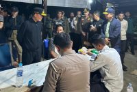SIDAK : Gubernur Provinsi Kalteng H.Agustiar Sabran, melakukan inspeksi mendadak (sidak) truk operload di ruas jalan strategis Bukit Rawi, Kabupaten Pulang Pisau, pada Jumat dini hari (30/5).(IST)