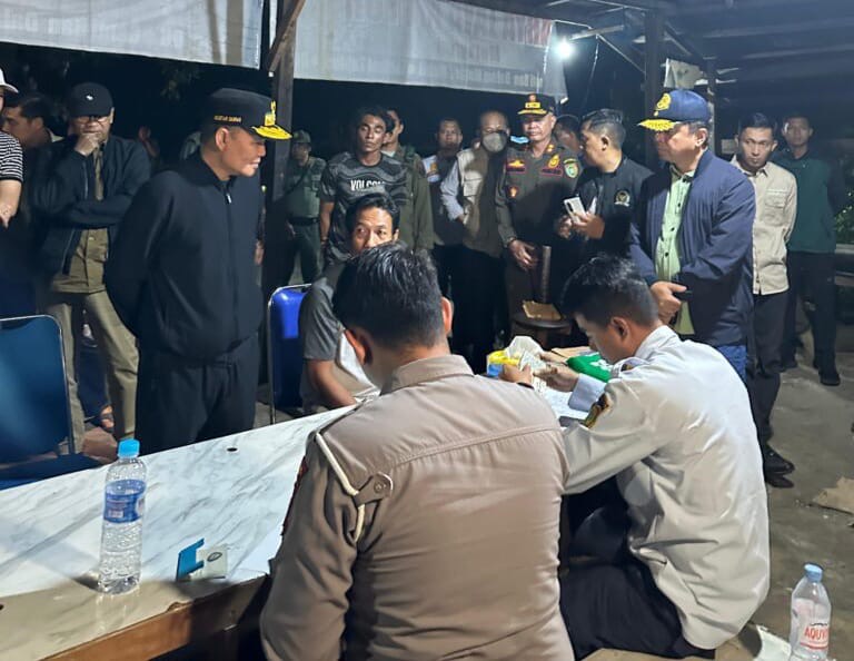 SIDAK : Gubernur Provinsi Kalteng H.Agustiar Sabran, melakukan inspeksi mendadak (sidak) truk operload di ruas jalan strategis Bukit Rawi, Kabupaten Pulang Pisau, pada Jumat dini hari (30/5).(IST)