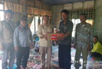 SERAHKAN : Kepala UPT BPTPH Alpan Samosir 
mewakili Dinas TPHP Provinsi Kalteng menyerahkan bantuan pestisida ke kelompok tani  di Desa Wargo Mulyo, Kecamatan Kapuas Kuala, Kabupaten Kapuas, Rabu (30/4).(IST)