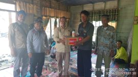SERAHKAN : Kepala UPT BPTPH Alpan Samosir 
mewakili Dinas TPHP Provinsi Kalteng menyerahkan bantuan pestisida ke kelompok tani  di Desa Wargo Mulyo, Kecamatan Kapuas Kuala, Kabupaten Kapuas, Rabu (30/4).(IST)