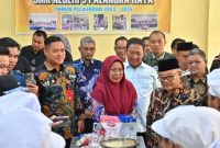 MENINJAU : Mendikdasmen Abdul Muti saat meninjau langsung kegiatan pembelajaran di SMK Negeri 3 Palangka Raya, Jumat (9/5).(IST)