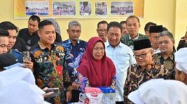 MENINJAU : Mendikdasmen Abdul Muti saat meninjau langsung kegiatan pembelajaran di SMK Negeri 3 Palangka Raya, Jumat (9/5).(IST)