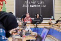 HADIRI : Asisten Ekbang Setda Provinsi Kalteng Sri Widanarni saat menghadiri Konferensi Pers Berita Resmi Statistik BPS Provinsi Kalteng, Jumat (2/4).(IST)