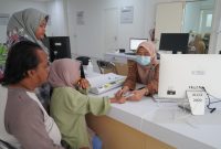 PELAYANAN : Salah seorang pegawai pelayanan di RSUD Hanau saat melakukan pemeriksaan terhadap pasien belum lama ini.(IST)