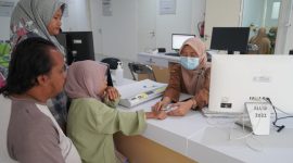 PELAYANAN : Salah seorang pegawai pelayanan di RSUD Hanau saat melakukan pemeriksaan terhadap pasien belum lama ini.(IST)