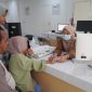 PELAYANAN : Salah seorang pegawai pelayanan di RSUD Hanau saat melakukan pemeriksaan terhadap pasien belum lama ini.(IST)