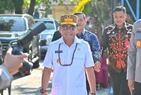 HADIRI : Gubernur Provinsi Kalteng H. Agustiar Sabran didampingi Plt Kadisdik Muhammad Reza Prabowo saat menghadiri peletakan batu pertama pembangunan Dapur Satuan Pelayanan Pemenuhan Gizi (SPPG) Makan Bergizi Gratis (MBG) oleh Polda Kalteng, Kamis (8/5).(IST)
