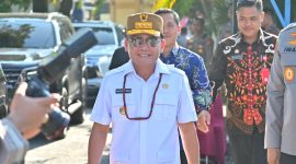 HADIRI : Gubernur Provinsi Kalteng H. Agustiar Sabran didampingi Plt Kadisdik Muhammad Reza Prabowo saat menghadiri peletakan batu pertama pembangunan Dapur Satuan Pelayanan Pemenuhan Gizi (SPPG) Makan Bergizi Gratis (MBG) oleh Polda Kalteng, Kamis (8/5).(IST)