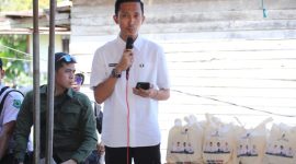 MENYAMPAIKAN - Plt. Kepala Disdagperin Prov. Kalteng Rangga Lesmana, menyampaikan program pasar murah.(IST)