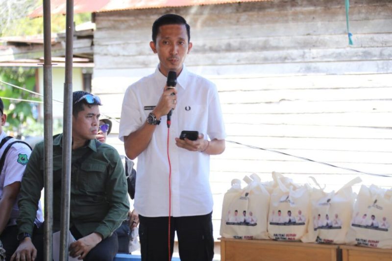 MENYAMPAIKAN - Plt. Kepala Disdagperin Prov. Kalteng Rangga Lesmana, menyampaikan program pasar murah.(IST)