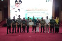 PENGANUGERAHAN : Gubernur Kalimantan Tengah, H. Agustiar Sabran saat memberikan Piagam Penganugerahan kepada Ketua Umum HMI Cabang Palangka Raya Permutih Imam Basar yang didampingi pengurus lainnya, Jumat (30/5).(IST)