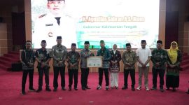PENGANUGERAHAN : Gubernur Kalimantan Tengah, H. Agustiar Sabran saat memberikan Piagam Penganugerahan kepada Ketua Umum HMI Cabang Palangka Raya Permutih Imam Basar yang didampingi pengurus lainnya, Jumat (30/5).(IST)