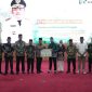 PENGANUGERAHAN : Gubernur Kalimantan Tengah, H. Agustiar Sabran saat memberikan Piagam Penganugerahan kepada Ketua Umum HMI Cabang Palangka Raya Permutih Imam Basar yang didampingi pengurus lainnya, Jumat (30/5).(IST)