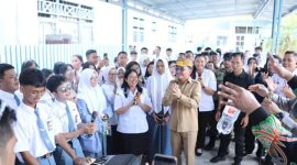 BERDIALOG : Gubernur Provinsi Kalteng H. Agustiar Sabran saat berdialog bersama siswa dan siswi SMA Negeri 1 Kuala Kapuas, Rabu (7/5).(IST)