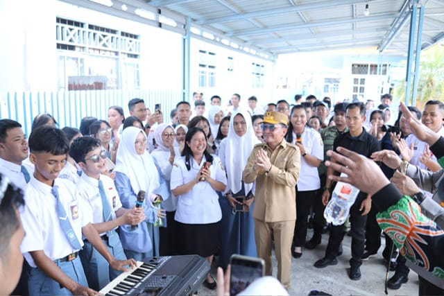 BERDIALOG : Gubernur Provinsi Kalteng H. Agustiar Sabran saat berdialog bersama siswa dan siswi SMA Negeri 1 Kuala Kapuas, Rabu (7/5).(IST)