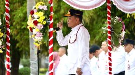 PIMPIN : Gubernur H. Agustiar Sabran saat Pimpin Apel Gabungan Pemprov Kalteng yang digelar di Halaman Kantor Gubernur, Rabu (14/5).(IST)