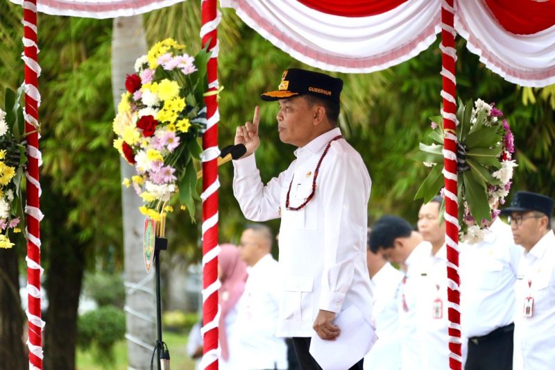 PIMPIN : Gubernur H. Agustiar Sabran saat Pimpin Apel Gabungan Pemprov Kalteng yang digelar di Halaman Kantor Gubernur, Rabu (14/5).(IST)