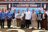 CENDRA MATA :  Gubernur Kalteng H.Agustiar Sabran didampingi Wakil Gubernur Edy Pratowo saat menyerahkan cendera mata kepada perwakilan DPD RI dalam pertemuan terkait evaluasi UU Pemerintahan Daerah, Senin (19/5).(IST)