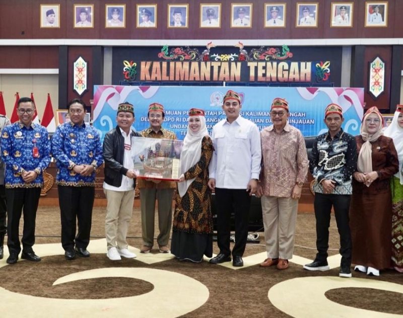 CENDRA MATA :  Gubernur Kalteng H.Agustiar Sabran didampingi Wakil Gubernur Edy Pratowo saat menyerahkan cendera mata kepada perwakilan DPD RI dalam pertemuan terkait evaluasi UU Pemerintahan Daerah, Senin (19/5).(IST)
