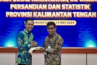SARTIJAB : Agus Siswadi selaku Kepala Dinas Diskominfosantik sebelumnya saat serah terima jabatan kepada Rangga Lesmana yang kini menjabat sebagai Plt Kepala Diskominfosantik, Selasa (13/5).(IST)
