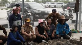 MENINJAU : Gubernur Kalteng H. Agustiar Sabran saat meninjau area produksi bibit kawasan Persemaian Permanen Modern kawasan Jalan Hiu Putih Lanjutan, Palangka Raya, pada Senin (26/5).(IST)