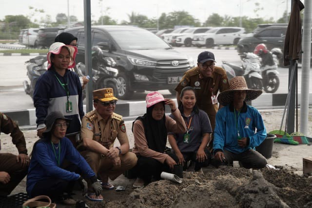 MENINJAU : Gubernur Kalteng H. Agustiar Sabran saat meninjau area produksi bibit kawasan Persemaian Permanen Modern kawasan Jalan Hiu Putih Lanjutan, Palangka Raya, pada Senin (26/5).(IST)