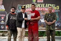 PEMENANG : Gubernur Provinsi Kalteng H. Agustiar Sabran, saat menyerahkan piala juara event Tangkiling Off-road Extreme kepada salah satu pemenang, Minggu (11/5).(IST)