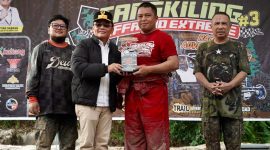 PEMENANG : Gubernur Provinsi Kalteng H. Agustiar Sabran, saat menyerahkan piala juara event Tangkiling Off-road Extreme kepada salah satu pemenang, Minggu (11/5).(IST)
