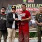 PEMENANG : Gubernur Provinsi Kalteng H. Agustiar Sabran, saat menyerahkan piala juara event Tangkiling Off-road Extreme kepada salah satu pemenang, Minggu (11/5).(IST)