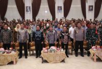 FOTO BERSAMA : Gubernur H. Agustiar Sabran didampingi wakil Gubernur H.Edy Pratowo  saat foto bersama dengan camat, kepala desa, dan damang se-Kabupaten Kapuas usai pertemuan dan dialog di Hall Rumah Jabatan Bupati Kapuas, Selasa (6/5).(IST)