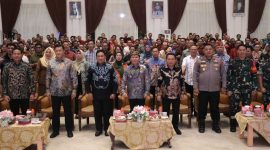 FOTO BERSAMA : Gubernur H. Agustiar Sabran didampingi wakil Gubernur H.Edy Pratowo  saat foto bersama dengan camat, kepala desa, dan damang se-Kabupaten Kapuas usai pertemuan dan dialog di Hall Rumah Jabatan Bupati Kapuas, Selasa (6/5).(IST)