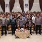 FOTO BERSAMA : Gubernur H. Agustiar Sabran didampingi wakil Gubernur H.Edy Pratowo  saat foto bersama dengan camat, kepala desa, dan damang se-Kabupaten Kapuas usai pertemuan dan dialog di Hall Rumah Jabatan Bupati Kapuas, Selasa (6/5).(IST)