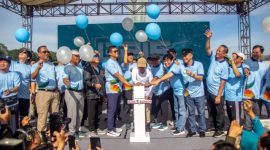 LAUNCHING : Gubernur Provinsi Kalteng H. Agustiar Sabran saat melakukan Grand Launching Fitur QRIS pada Betang Mobile Bank Kalteng yang dirangkaikan dengan kegiatan FunWalk dan berlangsung meriah di kawasan Bundaran Besar Palangka Raya, Sabtu pagi (17/5).(IST)