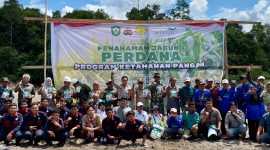 FOTO: Para patani bersama Polsek Mentaya Hulu melakukan penanaman jagung di Kecamatan Mentaya Hulu.