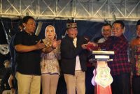HADIRI : Gubernur Provinsi Kalteng H. Agustiar Sabran bersama Wakil Gubernur Edy Pratowo saat menghadiri Malam Puncak Hiburan Rakyat Hari Jadi ke-219 Kota Kuala Kapuas dan HUT Pemerintah Kabupaten Kapuas ke-74 di Stadion Panunjung Tarung, Rabu malam (7/5).(IST)