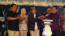 HADIRI : Gubernur Provinsi Kalteng H. Agustiar Sabran bersama Wakil Gubernur Edy Pratowo saat menghadiri Malam Puncak Hiburan Rakyat Hari Jadi ke-219 Kota Kuala Kapuas dan HUT Pemerintah Kabupaten Kapuas ke-74 di Stadion Panunjung Tarung, Rabu malam (7/5).(IST)