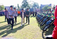 MELIHAT :  Kapolda Kalteng Irjen Pol Iwan Kurniawan bersama Gubernur H. Agustiar Sabran melihat kesiapan personel dan sarana pendukung saat Apel Siaga Karhutla 2025 di Lapangan Barigas Mapolda Kalteng, Jumat (16/5).(IST)
