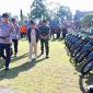 MELIHAT :  Kapolda Kalteng Irjen Pol Iwan Kurniawan bersama Gubernur H. Agustiar Sabran melihat kesiapan personel dan sarana pendukung saat Apel Siaga Karhutla 2025 di Lapangan Barigas Mapolda Kalteng, Jumat (16/5).(IST)