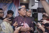 DIWAWANCARAI: Wakil Gubernur Provinsi Kalteng H. Edy Pratowo didampingi Plt. Kepala Dinas Pendidikan Kalteng, Muhammad Reza Prabowo saat diwawancarai awak media usai upacara Hardiknas 2025, yang digelar di halaman Dinas Pendidikan Provinsi Kalteng, Jumat (2/5).(IST)