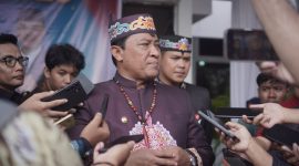 DIWAWANCARAI: Wakil Gubernur Provinsi Kalteng H. Edy Pratowo didampingi Plt. Kepala Dinas Pendidikan Kalteng, Muhammad Reza Prabowo saat diwawancarai awak media usai upacara Hardiknas 2025, yang digelar di halaman Dinas Pendidikan Provinsi Kalteng, Jumat (2/5).(IST)
