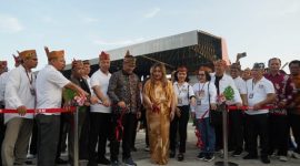 MENGUNTING : Plt. Sekda Provinsi Kalteng Leonard S. Ampung saat menggunting pita sebagai tanda dibukanya Bazar UMKM pada Kegiatan Ucapan Syukur dan Paskah Kalteng Tahun 2025 di kawasan Stadion Tuah Pahoe, Palangka Raya, pada Kamis (1/5).(IST)