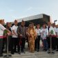 MENGUNTING : Plt. Sekda Provinsi Kalteng Leonard S. Ampung saat menggunting pita sebagai tanda dibukanya Bazar UMKM pada Kegiatan Ucapan Syukur dan Paskah Kalteng Tahun 2025 di kawasan Stadion Tuah Pahoe, Palangka Raya, pada Kamis (1/5).(IST)