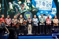 SAMBUTAN: Gubernur Kalteng H. Agustiar Sabran saat menyampaikan sambutan pada acara penutupan FBIM) dan Kalteng Expo 2025 di Stadion Tuah Pahoe Palangka Raya, Jumat (23/5).(IST)