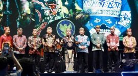 SAMBUTAN: Gubernur Kalteng H. Agustiar Sabran saat menyampaikan sambutan pada acara penutupan FBIM) dan Kalteng Expo 2025 di Stadion Tuah Pahoe Palangka Raya, Jumat (23/5).(IST)