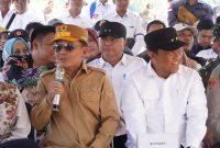 DIALOG : Gubernur Provinsi Kalteng H.Agustiar Sabran, melakukan dialog dengan masyarakat pada kegiatan pasar murah yang digelar di Desa Lupak, Kecamatan Kapuas Kuala, pada Rabu (7/5).(IST)