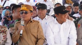 DIALOG : Gubernur Provinsi Kalteng H.Agustiar Sabran, melakukan dialog dengan masyarakat pada kegiatan pasar murah yang digelar di Desa Lupak, Kecamatan Kapuas Kuala, pada Rabu (7/5).(IST)
