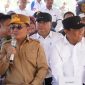 DIALOG : Gubernur Provinsi Kalteng H.Agustiar Sabran, melakukan dialog dengan masyarakat pada kegiatan pasar murah yang digelar di Desa Lupak, Kecamatan Kapuas Kuala, pada Rabu (7/5).(IST)