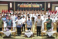 FOTO BERSAMA : Gubernur Provinsi Kalteng H. Agustiar Sabran, beserta Wakil Gubernur H.Edy Pratowo, Forkopimda dan para calon jamaah haji asal Kalteng saat foto bersama usai kegiatan silaturahmi yang digelar di Aula Jayang Tingang, Kantor Gubernur Kalteng, pada Jumat (9/5).(IST)