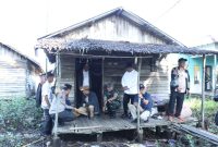 MENINJAU : Gubernur Provinsi Kalteng, H.Agustiar Sabran, meninjau rencana lokasi bedah rumah di Desa Simpang Bunga Tanjung
Kecamatan Kapuas Kuala, Rabu (7/5).(IST)
